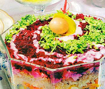 салат из картошки, моркови, рыбной консервы, яиц и свеклы